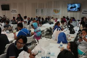 Los migrantes que buscan asilo almuerzan antes de abordar los autobuses a Chicago y Nueva York en el Centro de Bienvenida a Migrantes administrado por la ciudad de El Paso y la Oficina de Manejo de Emergencias, en El Paso, Texas, EE. UU., 3 de octubre de 2022. 