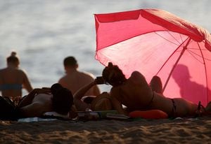 Bañistas en English Bay Beach durante una ola de calor en Vancouver, Columbia Británica, Canadá, el lunes 28 de junio de 2021. Se espera que el calor continúe durante varios días en algunas partes de Columbia Británica, según las advertencias meteorológicas del gobierno. Fotógrafo: Trevor Hagan / Bloomberg a través de Getty Images