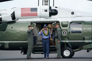 U.S. President Joe Biden and first lady Jill Biden step down from Marine One in Maui, in Hawaii, U.S., August 21, 2023. REUTERS/Kevin Lamarque