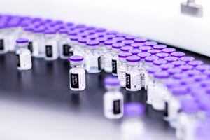 Viales de la vacuna de Pfizer-BioNTech contra el COVID-19 listas para su empaque en las instalaciones de la farmacéutica en Puurs, Bélgica. (Pfizer vía AP)