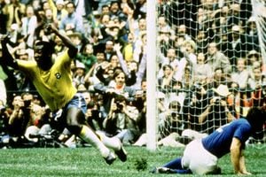 Copa Mundial de la FIFA 1970 - Final - Brasil vs. Italia - Estadio Azteca, Ciudad de México. Pelé de Brasil celebra tras marcar el gol de apertura.