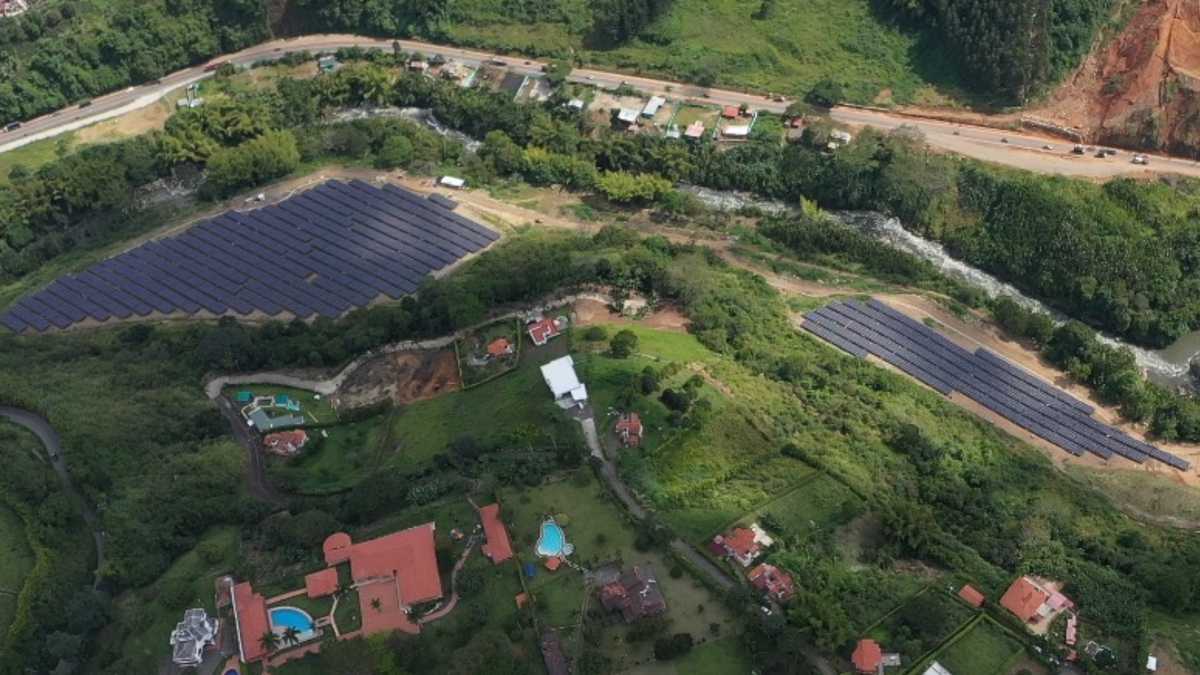 La Granja Solar de Pereira con más de 15.600 paneles solares, contó con una inversión de cerca de 22.000 millones de pesos.