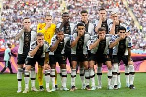 Los jugadores de la selección de Alemania posando para la foto del equipo mientras se tapan la boca durante el partido de fútbol del grupo E de la Copa Mundial entre Alemania y Japón, en el Estadio Internacional Khalifa en Doha, Qatar, el miércoles 23 de noviembre de 2022.