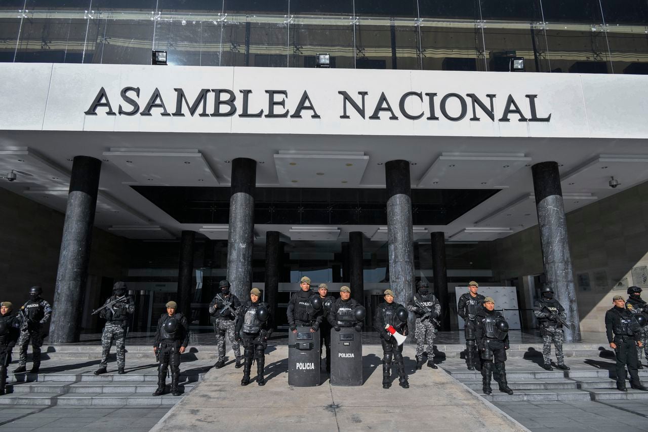 Las fuerzas policiales montan guardia frente a la Asamblea Nacional en Quito después de que el presidente de Ecuador, Guillermo Lasso, quien enfrenta un juicio político en el Congreso por presunta corrupción, emitió un decreto para disolver la legislatura, el 17 de mayo de 2023.