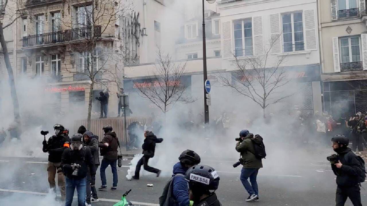 Joven resultó herido durante manifestaciones en Francia contra reforma pensional.