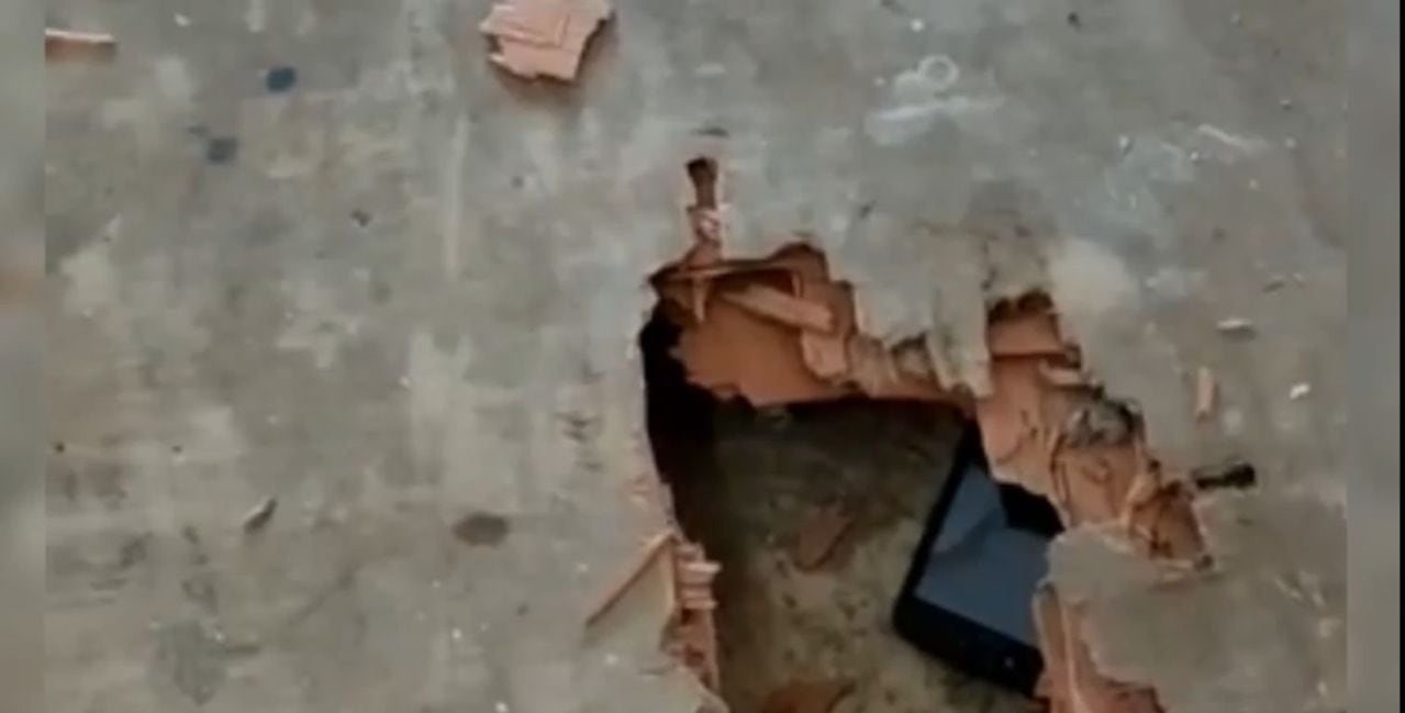 Los celulares eran escondidos en el suelo de la celda.