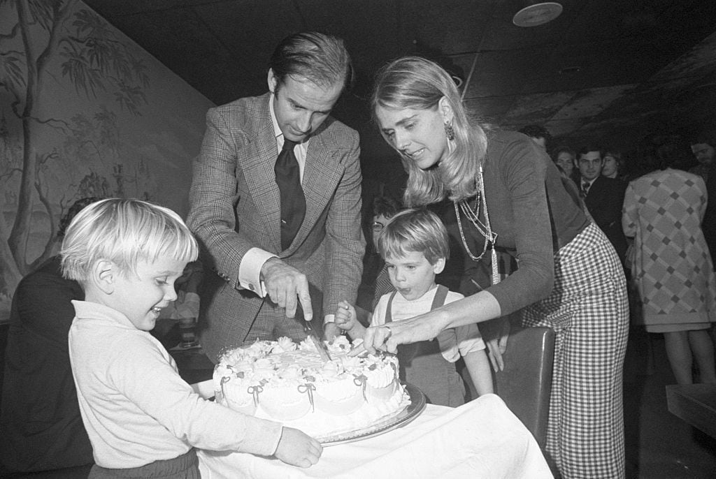 Biden, ese día de cumpleaños, su primera esposa Neilia y sus hijos Beau y Hunter, pocos días antes del accidente en que ella murió con su hija Naomi, en 1972.