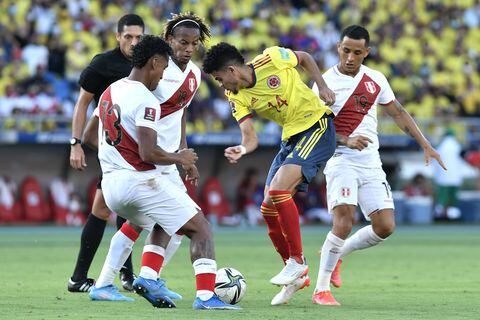 BARRANQUILLA, COLOMBIA - JANUARY 28: Luis Diaz of Colombia fights for the ball with (L-R) Renato Tapia, André Carrillo and Yoshimar Yotún of Peru during a match between Colombia and Peru as part of FIFA World Cup Qatar 2022 Qualifiers at Roberto Melendez Metropolitan Stadium on January 28, 2022 in Barranquilla, Colombia. (Photo by Gabriel Aponte/Getty Images)