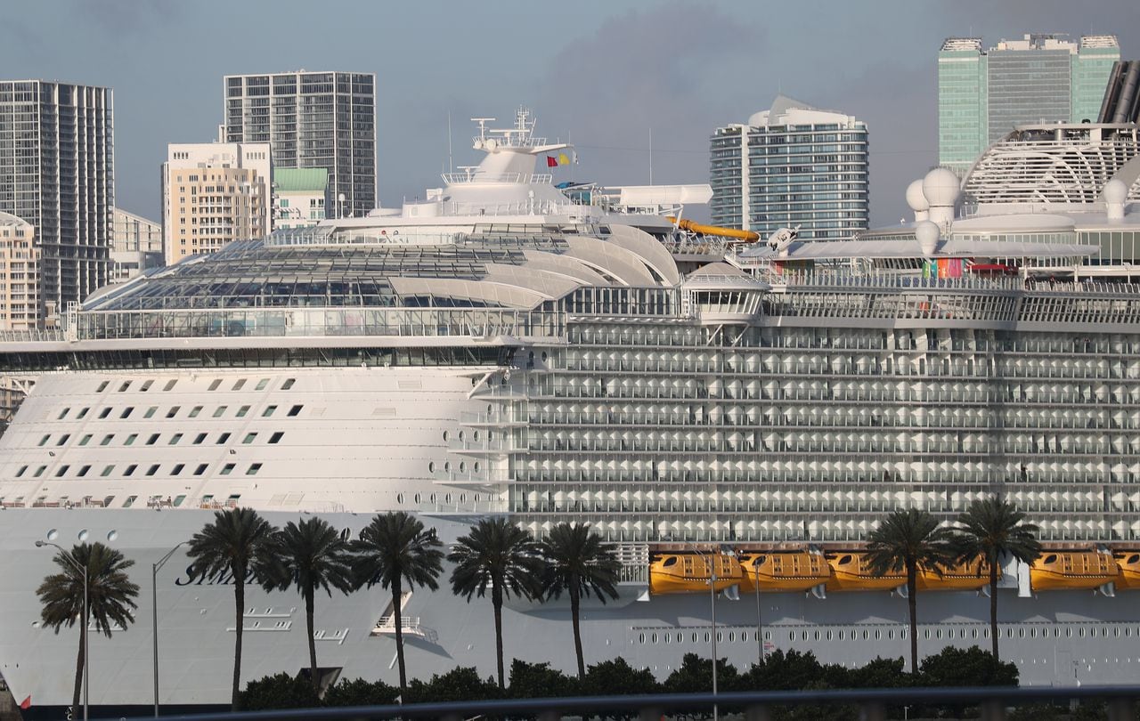 El crucero Royal Caribbean Symphony of the Seas, que es el crucero de pasajeros más grande del mundo