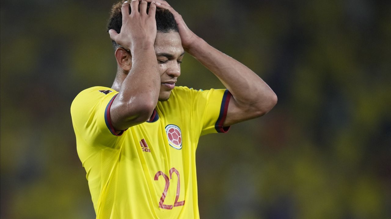 Colombia's Diego Valoyes reacts after missing a shot on goal during a qualifying soccer match for the FIFA World Cup Qatar 2022 against Paraguay, at Metropolitano stadium in Barranquilla, Colombia, Tuesday, Nov. 16, 2021. (AP Photo/Fernando Vergara)