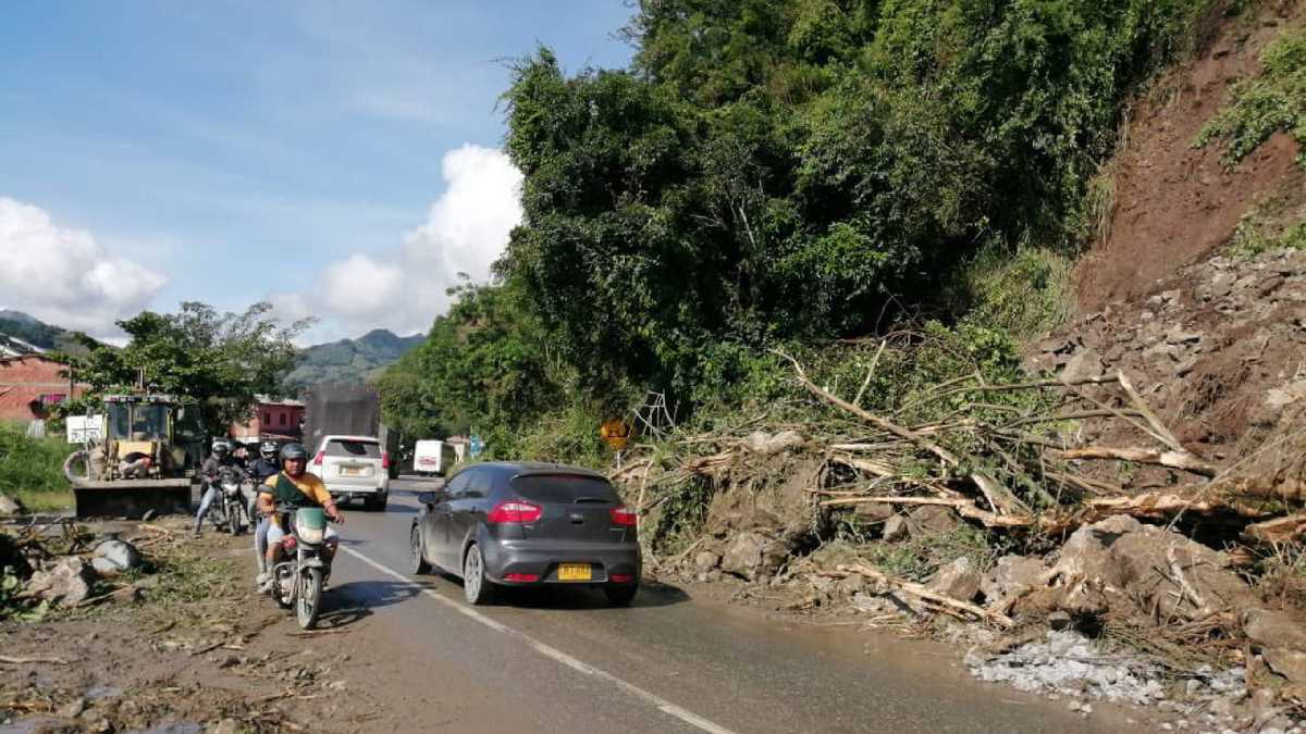El deslizamiento de tierra generó pérdida de contención en el sistema de transporte de combustibles Medellín-Cartago.