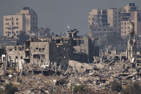 Más de 11.200 personas, dos tercios de ellas mujeres y niños, han muerto en Gaza, según el Ministerio de Salud palestino en Ramala, y dos tercios de los 2,3 millones de habitantes del territorio han huido de sus hogares.