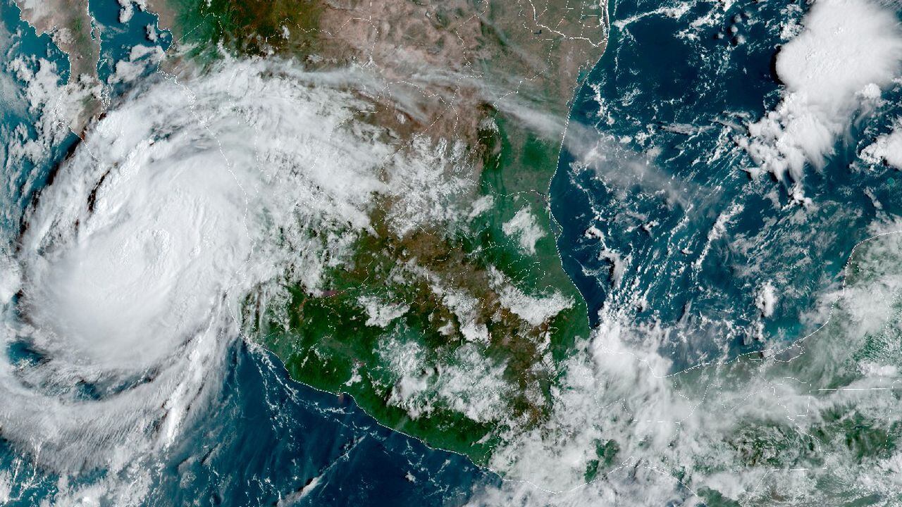 El huracánse acerca a las costas de México sobre el oceáno Pacífico.