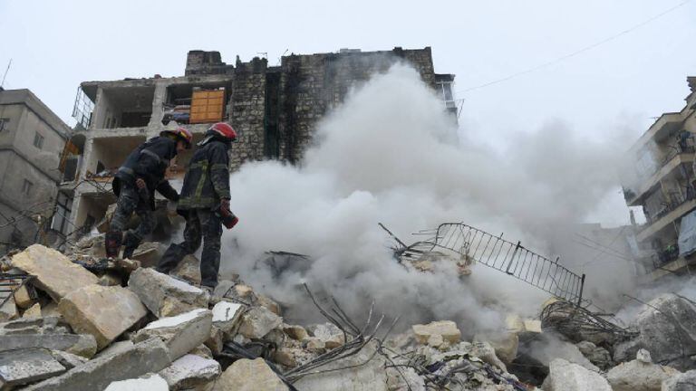Los equipos de rescate buscan sobrevivientes bajo los escombros de un edificio derrumbado después de un terremoto en la ciudad de Alepo, en el norte de Siria.