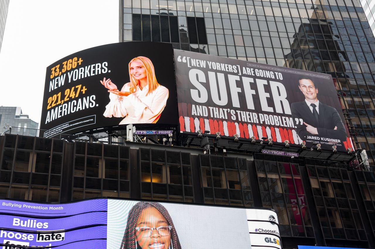 Un cartel en Times Square mostraba las cifras del coronavirus con las fotos de Ivanka y Jared más la leyenda: “Los neoyorquinos van a sufrir y ese es el problema”. El manejo que le dio Trump a la pandemia decepcionó a la ciudad.