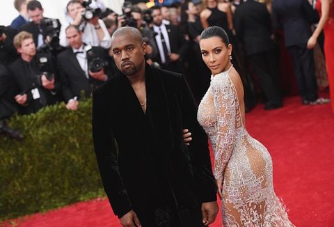 Kanye West (L) y Kim Kardashian asisten a la gala benéfica del Costume Institute "China: Through The Looking Glass" en el Museo Metropolitano de Arte el 4 de mayo de 2015 en la ciudad de Nueva York. (Foto de Mike Coppola/Getty Images)