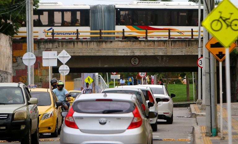 El respeto a las normas de tránsito se vuelve crucial en Barranquilla este lunes 5 de febrero, con la implementación del pico y placa para mejorar la circulación.