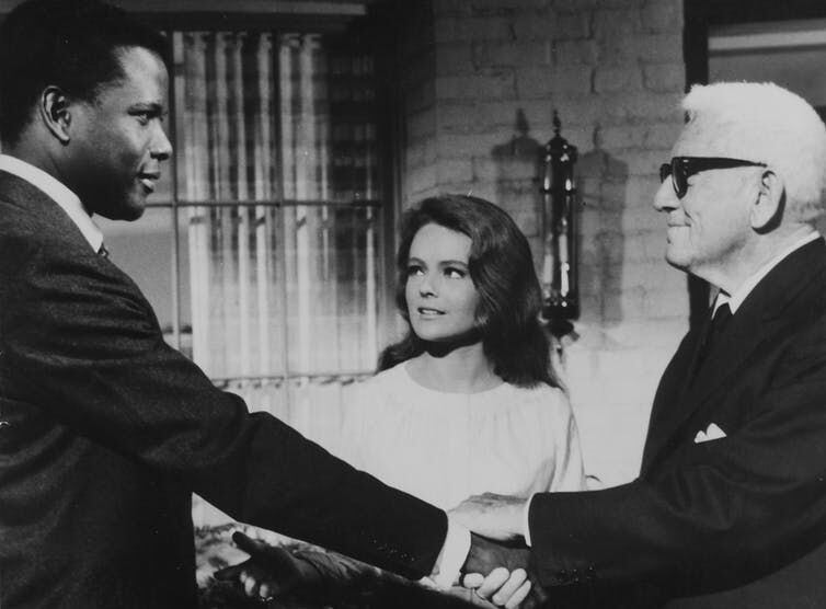 Sidney Poitier, Katherine Houghton y Spencer Tracy en la película de 1967 Adivina quién viene esta noche. Foto de RDB/ullstein bild vía Getty Images