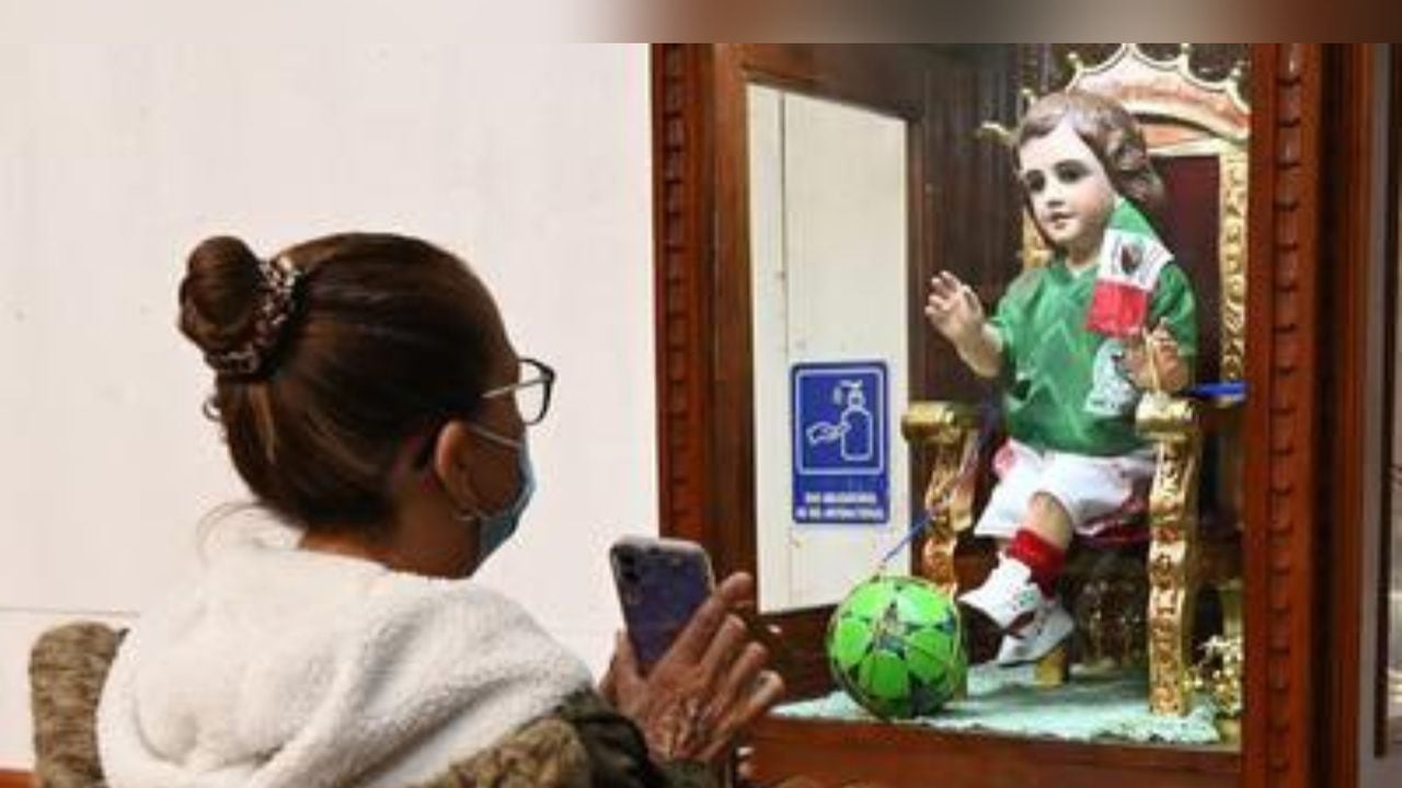 mexicanos visten al niño Dios “futbolero” con el uniforme nacional