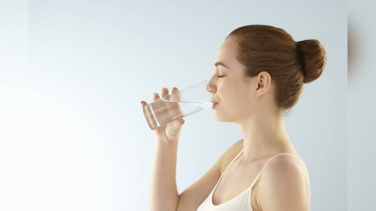 Drinking about two liters of water a day helps flush out toxins from the body. Photo: Getty Images.