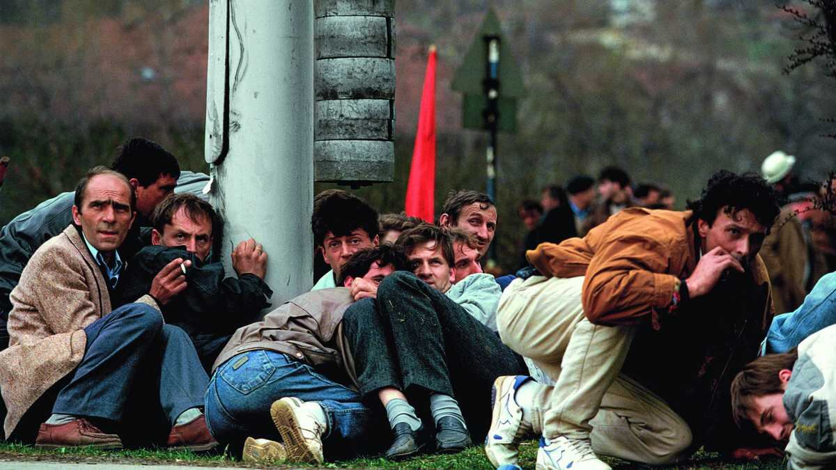 Foto de Ron Haviv, en 1992, de ciudadanos bosnios ocultándose del fuego de un francotirador en Sarajevo.