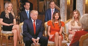 Parte de la familia del presidente Donald Trump, con Ivanka y Melania sentados a su lado.