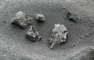 Varias piedras en una de las zonas restringidas de La Palma 'El Pilar', afectada por la erupción del volcán Cumbre Vieja, el 27 de diciembre de 2021 en La Palma, Islas Canarias, España .