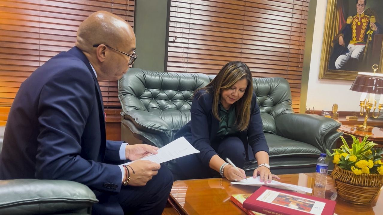Entrega Acto administrativo del Presidente de la Corte Gerson Chaverra a la Nueva Fiscal General de la Nación Luz Adriana Camargo