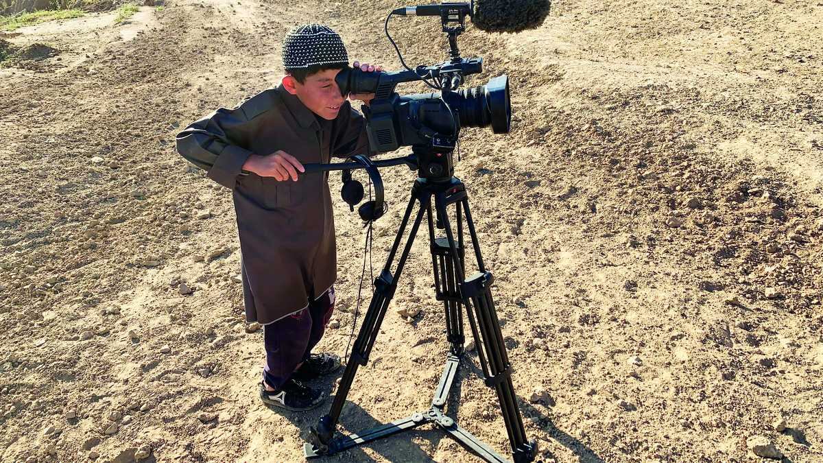 Detrás de cámaras Sandlines, el cuento de la historia Una película de Francis Alÿs en colaboración con la sede en Irak de la Fundación Ruya y Julien Devaux Irak, 2018-2020. Cortesía de Fragmentos