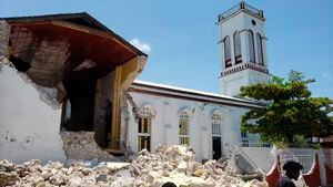 La iglesia del Sagrado Corazón sufre daños tras un terremoto en Les Cayes, Haití, el sábado 14 de agosto de 2021. (AP Photo/Delot Jean)