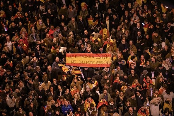 Miles de personas respondieron a un llamamiento de grupos de extrema derecha para protestar por la aprobación de una amnistía para los líderes separatistas catalanes que está incluida en el acuerdo y garantiza la investidura del candidato socialista Pedro Sánchez. (Foto de Marcos del Mazo/LightRocket vía Getty Images)