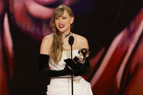 Taylor Swift acepta el premio al Mejor Álbum Vocal Pop por “Midnights”.