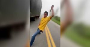 Un conductor de camión atacó con machete a otro hombre en medio de una carretera.