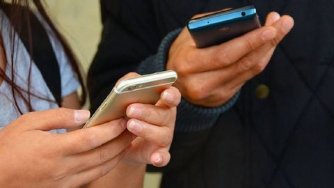 Pasó a sanción presidencial el proyecto de ley que regulas los celulares en los colegios
