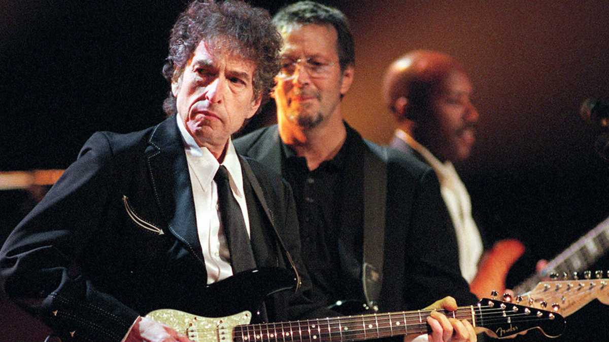 Bob Dylan (izquierda) y Eric Clapton, en el Madison Square Garden, Nueva York (EE. UU.), el 30 de junio de 1999.