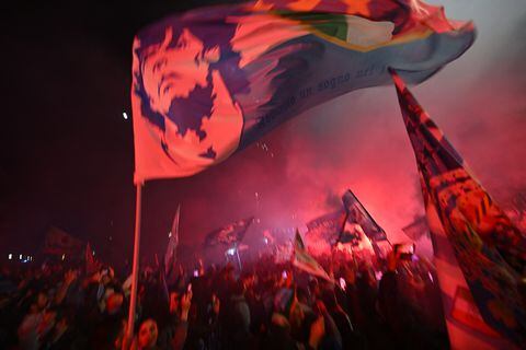 Imagen de la celebración de los hinchas del Napoli por el campeonato de la temporada 2022-2023.