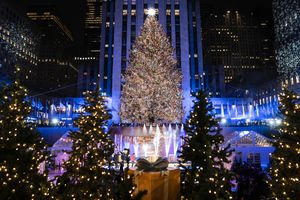 El árbol de Navidad del Rockefeller Center enciende sus luces en una ceremonia realizada el miércoles 1 de diciembre de 2021 en Nueva York. Foto AP / John Minchillo