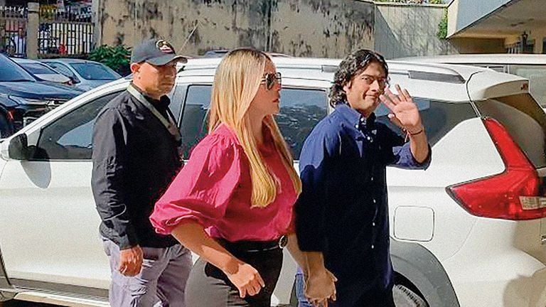   Escoltado por la seguridad de la Presidencia, Nicolás Petro llegó con su pareja, Laura Ojeda, a la audiencia de imputación de cargos.