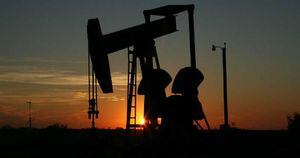 El crudo de referencia en Estados Unidos cerró a la baja por quinto día consecutivo, después de una jornada en la que se conoció que los países de la OPEP continúan bombeando petróleo a un mercado sobreabastecido.