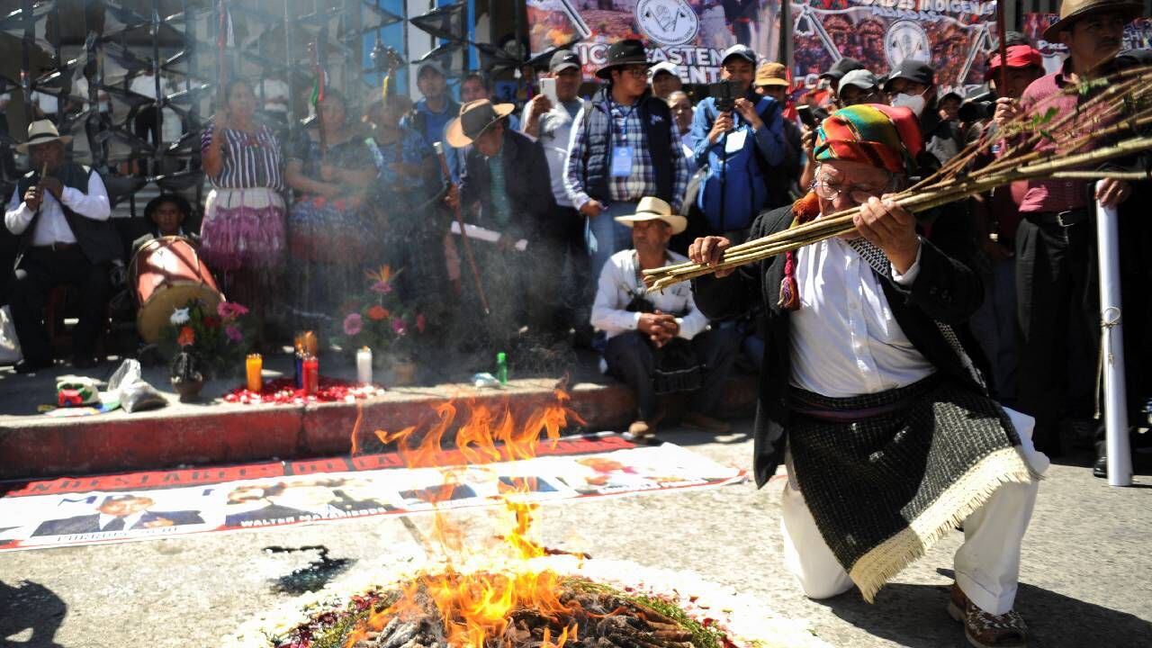 Autoridades Ancestrales Mayas se manifiestan pidiendo renuncia de la fiscal general, en Ciudad de Guatemala.