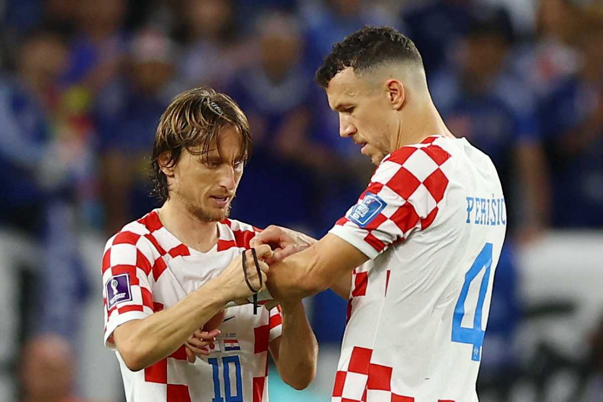 Soccer Football - FIFA World Cup Qatar 2022 - Round of 16 - Japan v Croatia - Al Janoub Stadium, Al Wakrah, Qatar - December 5, 2022 Croatia's Luka Modric givse the captains armband to Ivan Perisic after being substituted REUTERS/Matthew Childs