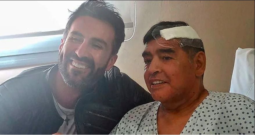 Maradona junto a su médico