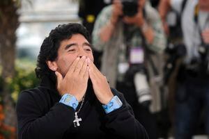 Diego Maradona lanza un beso a sus fans en Cannes, Francia, el 20 de mayo de 2008. Maradona ha fallecido de un paro cardíaco, el miércoles 25 de noviembre de 2020, en Buenos Aires. Tenía 60 años. (Gian Mattia D'Alberto/LaPresse, vía AP)