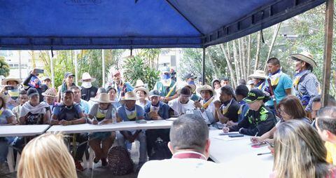Gobernación del Tolima en mesa de negociación con comunidades indígenas.