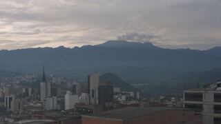 Vista desde Manizales del Volcán Nevado del Ruiz.