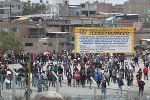 Los manifestantes chocan con la policía antidisturbios durante una protesta en la carretera Panamericana en el Cono Norte de Arequipa, Perú, el 12 de diciembre de 2022. Los manifestantes exigieron nuevas elecciones y la renuncia de la nueva presidenta Dina Boluarte, luego del arresto de su predecesor de izquierda.