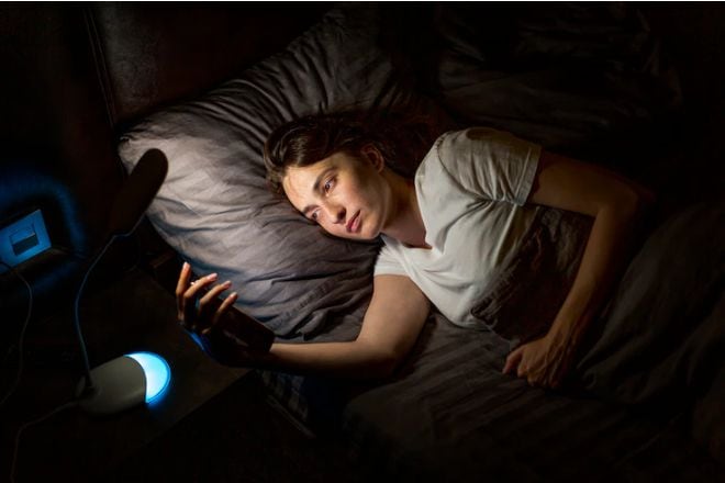 Durante la noche, el cerebro produce melatonina, una sustancia que utiliza para iniciar y mantener el sueño.