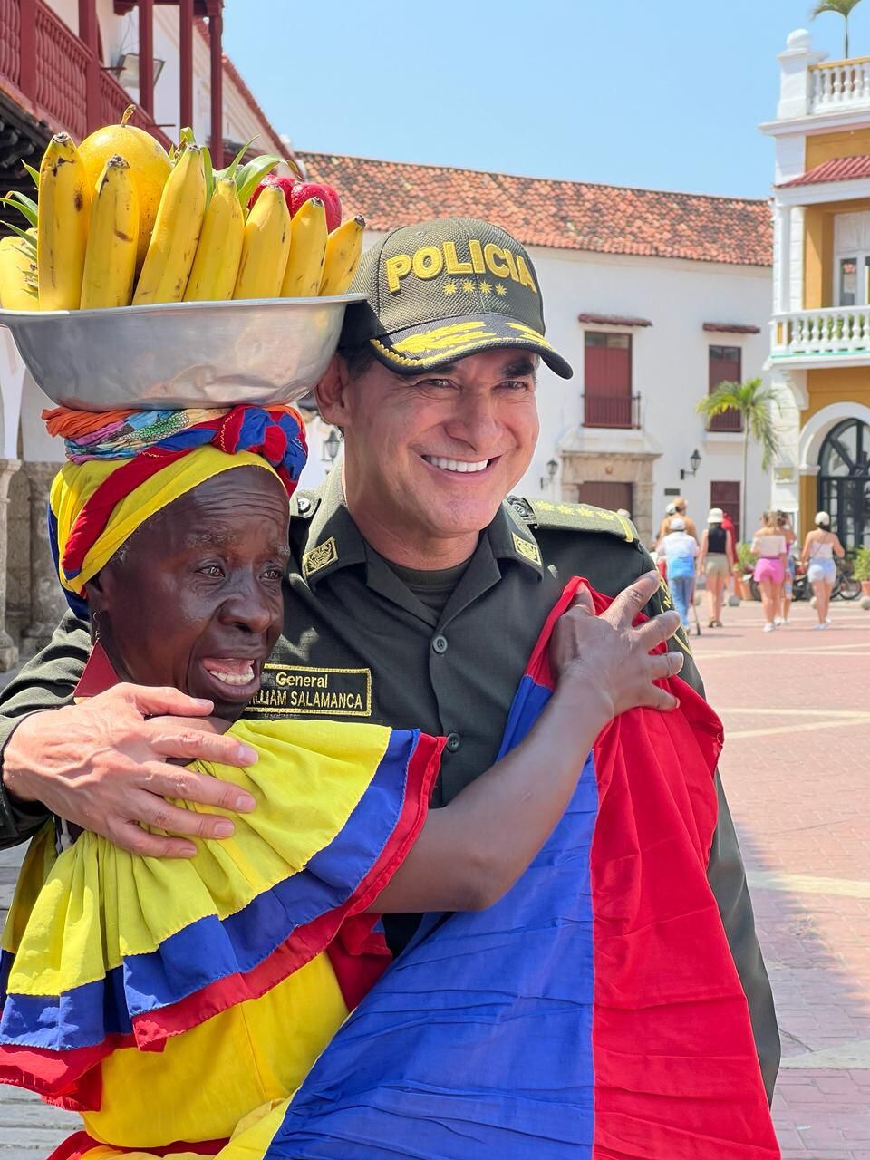 El general William Salamanca despachó desde Cartagena y escucho a la comunidad durante un recorrido por el centro histórico de la ciudad.