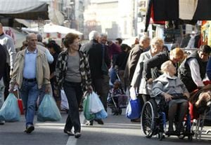 Gente caminando en un mercado al aire libre en el centro de Milán. La prosperidad de la economía permitió que cientos de miles de trabajadores italianos se jubilaran con todos los beneficios antes de cumplir los 50 años.
