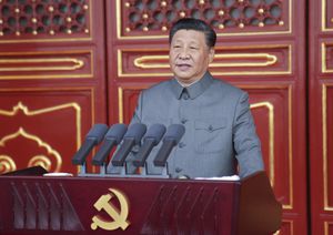 En esta foto proporcionada por la Agencia de Noticias Xinhua de China, el presidente chino y líder del partido, Xi Jinping, pronuncia un discurso en una ceremonia que marca el centenario del Partido Comunista gobernante en Beijing, China, el jueves 1 de julio de 2021. Foto: Li Xueren/Xinhua vía AP.